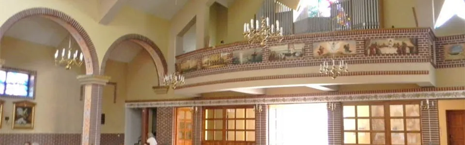 Wnętrze kościoła z organami — realizacja w Bobrownikach